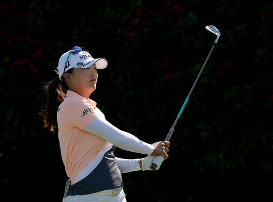 Ko Jin-young hits a tee shot on the 17th hole during the final round of the Palos Verdes Championship Presented by Bank of America at Palos Verdes Golf Club on May 1 in Palos Verdes Estates, California. [AFP/YONHAP]