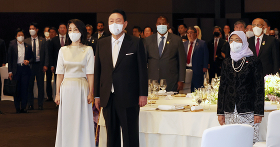 President Yoon Seok-yeol, center, and first lady Kim Keon-hee, left, attend the inaugural dinner banquet for foreign dignitaries at The Shilla Seoul in central Seoul Tuesday. [JOINT PRESS CORPS]