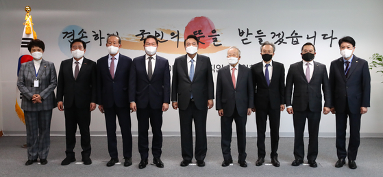 Yoon Suk-yeol, fifth from left, poses with the heads of business lobbying groups during a meeting on April 21 when he was president-elect. [JOINT PRESS CORPS]