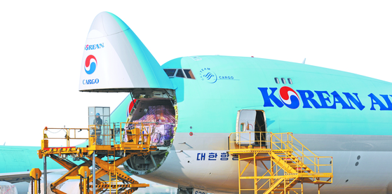 Cargo is loaded onto a Korean Air Lines plane destined to Frankfurt, Germany, last January. [YONHAP]