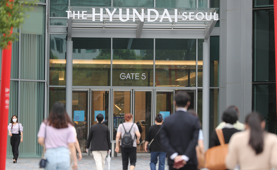 People enter The Hyundai Seoul, a Hyundai Department Store branch in Yeouido, western Seoul. [YONHAP]