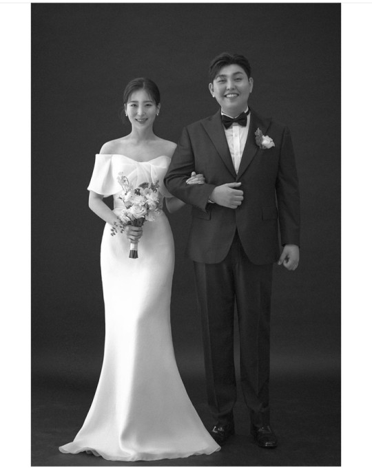 Singer Han Dong-geun, right, and his bride-to-be [ILGAN SPORTS]