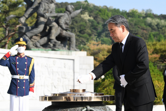 Defense Minister Lee Jong-seop pays his respects at the National Cemetary in Dongjak District, southern Seoul on Wednesday following his appointment ceremony. [YONHAP]