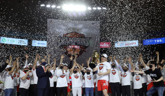 The SK Seoul Knights celebrate winning the KBL Championship title against Anyang Korea Ginseng Corporation on Tuesday at Jamsil Students' Gymnasium in southern Seoul on Tuesday. [NEWS1]