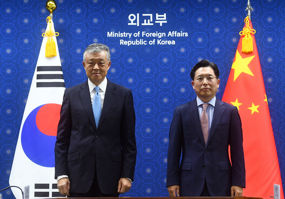 Special Representative of the Chinese Government on Korean Peninsula Affairs Liu Xiaoming, left, meets with Special Representative for Korean Peninsula Peace and Security Affairs of the Korean Ministry of Foreign Affairs Noh Kyu-duk, right, at the Government Complex in central Seoul on May 3. [NEWS1] 