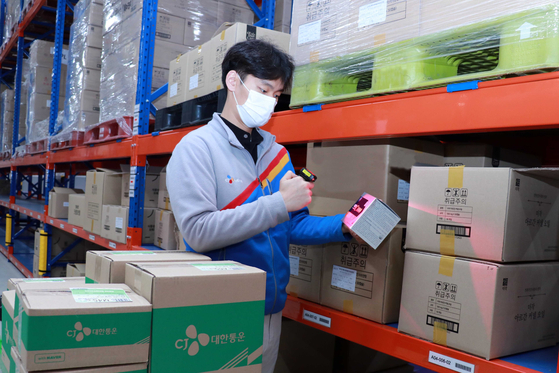 An employee works at a fulfillment center jointly operated by Naver and CJ Logistics in Gunpo, Gyeonggi. The companies plan to open at least six more fulfillment centers this year, continuing their partnership. [CJ LOGISTICS] 