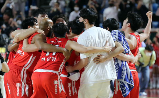 The SK Seoul Knights celebrate winning the KBL championship title against Anyang Korea Ginseng Corporation on Tuesday at Jamsil Students' Gymnasium in southern Seoul on Tuesday. [NEWS1]