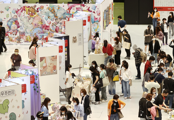 People visit different booths at the 2022 Seoul Illust Korea Fair held at Coex in Gangnam District, southern Seoul on Thursday. [YONHAP]