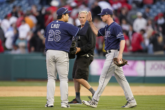 Tampa Bay Rays first baseman Choi Ji-man, right, and relief pitcher Brooks Raley celebrate after a 4-2 win over the Los Angeles Angels in Anaheim, California on Wednesday. Before making a successful return to the majors, Raley played for five seasons with the Lotte Giants in the KBO from 2015 to 2019, becoming one of the longest-serving foreign pitchers in the league. He joined the Rays this season.  [AP/YONHAP]