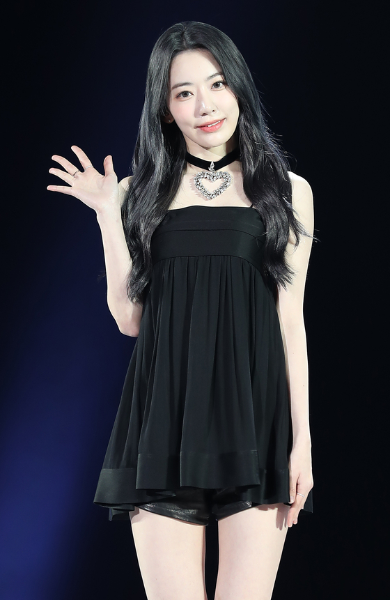 Sakura poses during Le Sserafim's debut showcase on May 2. [ILGAN SPORTS]