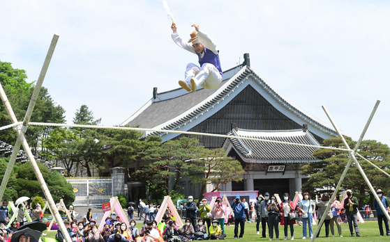 Various traditional performances are being held at different corners of the Blue House until May 22. [NEWS1]