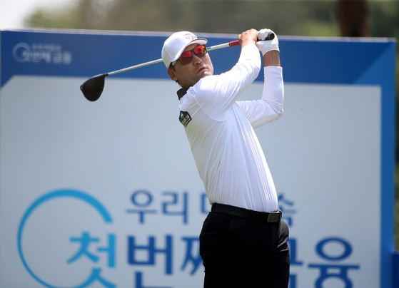 Former professional baseball player Park Chan-ho tees off on the second hole during the first round of the KPGA's Woori Financial Group Championship at Ferrum Country Club in Yeoju, Gyeonggi on Thursday. [KPGA]