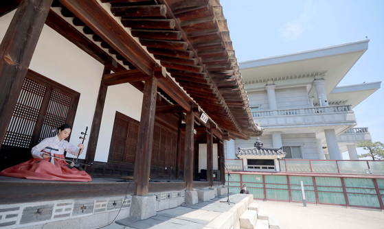A performance is being held inside the Chilgun Shrine, which houses ancestral tablets of royal concubines who gave birth to some of the kings of the Joseon Dynasty 1392-1910), on Tuesday. [NEWS1]