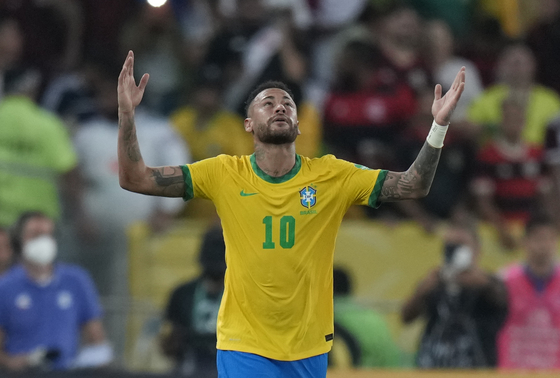 Brazil's Neymar celebrates after scoring his side's opening goal from the penalty spot during a qualifying match for the FIFA World Cup against Chile at Maracana stadium in Rio de Janeiro, Brazil on March 24. [AP/YONHAP]