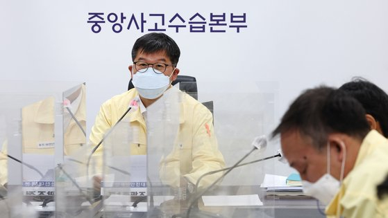Lee Ki-il, the second vice minister of the Ministry of Health and Welfare, makes remarks during a meeting of Central Disaster and Safety Countermeasures Headquarters held at the Sejong Government Complex Wednesday. [YONHAP]
