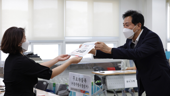 Seoul Mayor Oh Se-hoon registers his candidacy for the June 1 local elections at an election office in Jongno Distirct, central Seoul, Thursday morning. [JOINT PRESS CORPS]