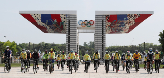 Cyclists launch a campaign to put carbon-neutral life styles into practice at the Olympic Park in Songpa District, southern Seoul on Thursday.  [NEWS1]