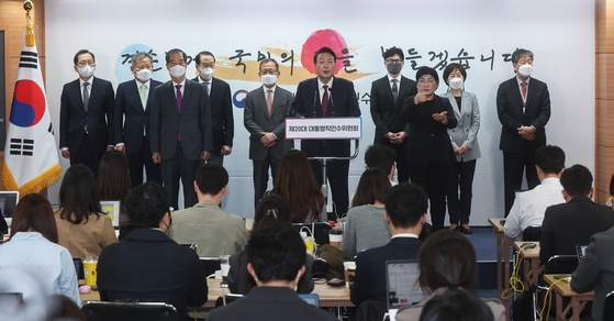 President-elect Yoon Suk-yeol, center, announces his Cabinet line-up with minister nominees standing behind him in the briefing room of the transition team in Tongui-dong, Jongno District, central Seoul, on April 13. [YONHAP]