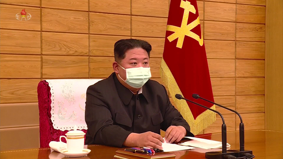 In this photo released by the North's state-run Korea Central Television, North Korean leader Kim Jong-un wears a mask as he presides over a meeting Saturday at the headquarters of the ruling Workers' Party Central Committee in Pyongyang. [YONHAP]