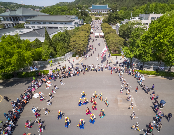 Visitors at the Blue House watch a performance celebrating the public opening of the former presidential office of Korea on Sunday afternoon. [YONHAP]