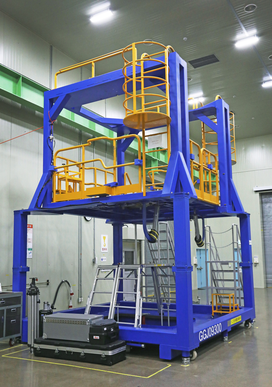 A test stand is designed to measure the axis of rocket engines. [PARK SANG-MOON]