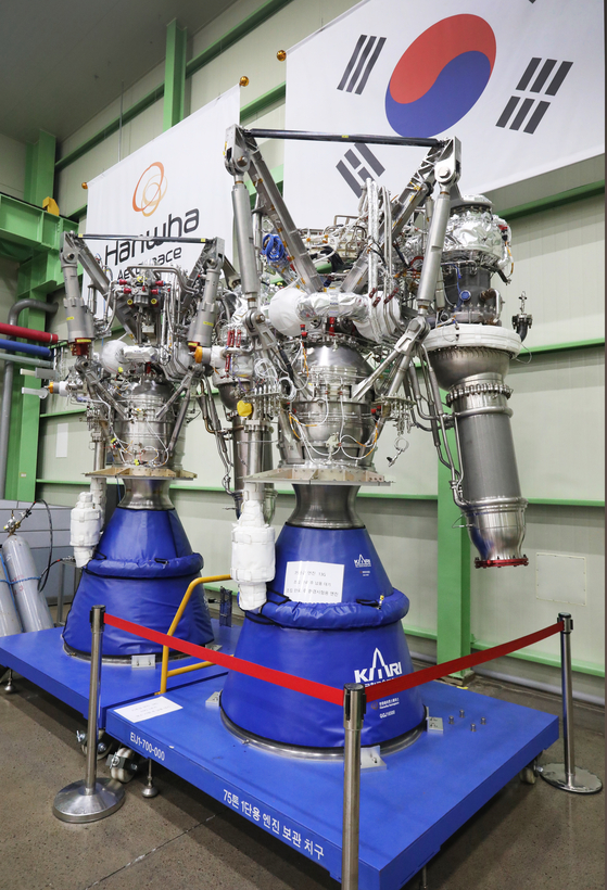 Two 75-ton liquid propellant engines being used in the first stage of the KSLV-II stand at Hanwha Aerospace’s plant. [PARK SANG-MOON]