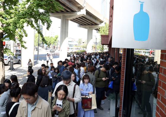 People line up in front of Blue Bottle's first Korean branch in Seongsu-dong in eastern Seoul on its opening day in 2019. [JOONGANG ILBO]