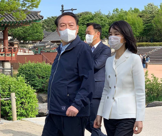 President Yoon Suk-yeol and First Lady Kim Keon-hee are spotted strolling around the Namsan Hanok Village on Saturday. [YONHAP]