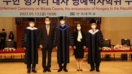 Hungarian Ambassador Mozes Csoma, third from left, receives an honorary doctorate from Dankook University on Friday for his research on Korean history. From left are Kim Soo-bok, president of the university, Chang Ho-sung, chairman of the Dankook Foundation, Ambassador Csoma, his spouse Nam Sun-mi, and Mah Sang-young, dean of the graduate school of the university. [EMBASSY OF HUNGARY IN KOREA]