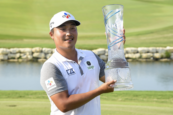 Lee Kyoung-Hoon holds up the AT&T Byron Nelson trophy after winning at TPC Craig Ranch in McKinney, Texas on Sunday. [AP/YONHAP]
