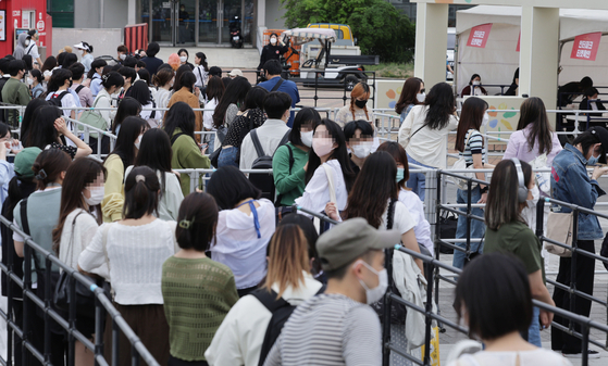 People line up to enter the "Beautiful Mint Life 2020 Festival," a large outdoor music festival held at Olympic Park, Seoul, on Friday. [YONHAP]