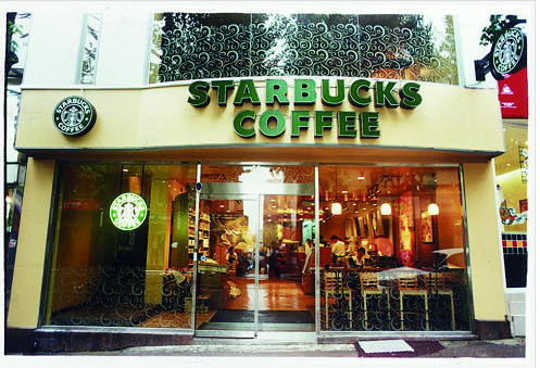  Starbucks' first Korean branch in front of Ewha Womans University opened in 1999. [JOONGANG ILBO]