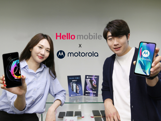 Models hold Motorola's mid-range smartphones, the Edge 20 lite and Moto G50 5G. LG HelloVision started taking orders for Motorola's Edge 20 lite and Moto G50 5G on Monday. [LG HELLOVISION] [LG HELLOVISION]