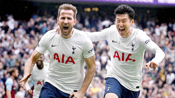 Tottenham Hotspur's Harry Kane celebrates with Son Heung-min after scoring the first goal of a game against Burnley at Tottenham Hotspur Stadium in London on Sunday. [REUTERS/YONHAP]