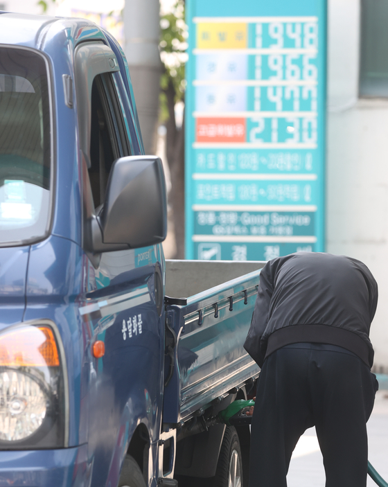 A driver fills a truck with diesel at a gas station in Seoul on Monday. As the price of diesel in Korea is rising faster than the price of gasoline, the government decided to provide more fuel subsidies to people who use diesel vehicles, such as trucks and taxis, to earn a living. The government is planning to announce related measures later this week, according to the Ministry of Finance and Economics and Ministry of Land, Infrastructure and Transport on Sunday. [YONHAP] 
