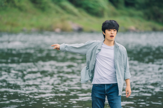 Koo Kyo-hwan portrays a brilliant yet eccentric archeologist named Jeong Ki-hoon who encounters a cursed Buddha statue in Jinyang County, South Gyeongsang, in Tving series “Monstrous.” [TVING]