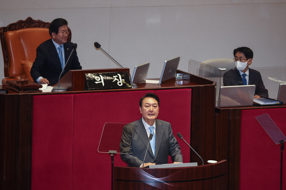 President Yoon Suk-yeol gives his first parliamentary address on a supplementary budget at the National Assembly in Yeouido, western Seoul, Monday morning. [KIM SEONG-RYONG] 