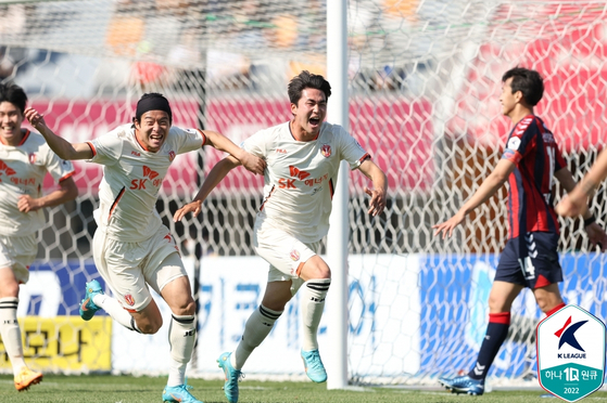 Jeju United players celebrate after scoring against Suwon FC at Suwon World Cup Stadium in Suwon, Gyeonggi on Sunday. [KLEAGUE]