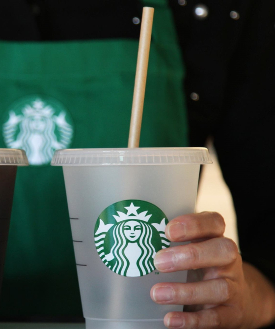 Starbucks Korea начала использовать бумажные соломинки в 2018 году [STARBUCKS KOREA]