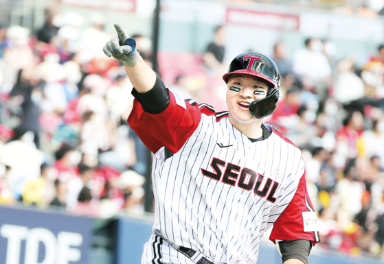 LG Twins outfielder Lee Jae-won picked up four hits in four at-bats for two runs and four RBIs as the Twins took on the Kia Tigers at Jamsil Baseball Stadium in southern Seoul on Sunday. [ILGAN SPORTS]