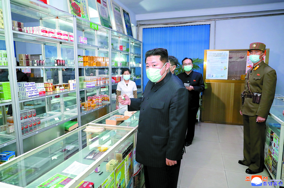 In this photo released by the Korean Central News Agency on Monday, North Korean leader Kim Jong-un inspects a pharmacy in Pyongyang on Sunday to check on the state of supplies and distribution of medicine. Kim berated officials at a Politburo meeting earlier in the day for delays in delivering medical supplies. [YONHAP]