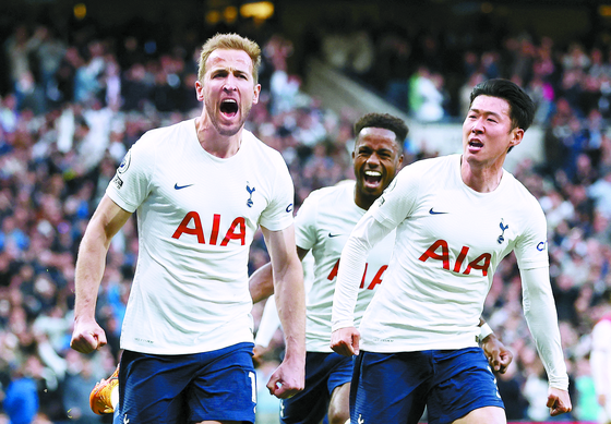 Tottenham Hotspur's Harry Kane, left, celebrates with Son Heung-min, right, and Ryan Sessegnon after scoring the first goal of a game against Burnley at Tottenham Hotspur Stadium in London on Sunday. [REUTERS/YONHAP]