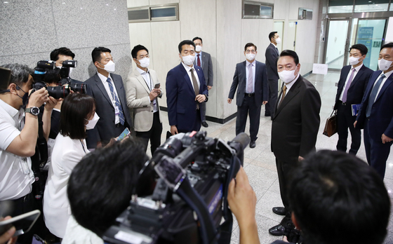 President Yoon Suk-yeol answers reporters’ questions on Cabinet appointments at the presidential office in Yongsan District, central Seoul, Tuesday morning. Later in the afternoon, he appointed Justice Minister Han Dong-hoon and Gender Minister Kim Hyun-sook. [YONHAP] 