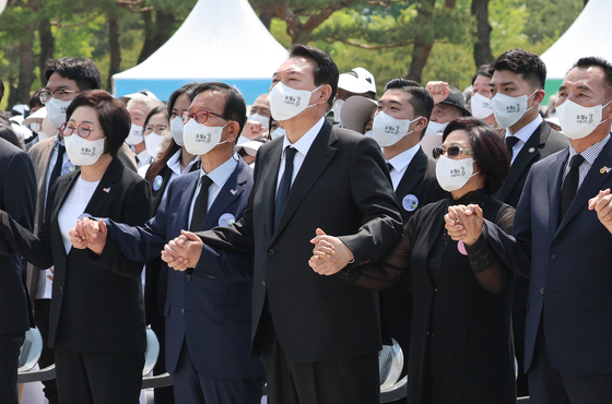 President Yoon Suk-yeol, center, sings ″March for the Beloved″ in a ceremony marking the 42nd anniversary of the May 18 Democratization Movement at the national cemetery in Gwangju Wednesday. [YONHAP]