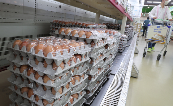 사료 비용, 고정 비용 및 찌르는 것은 시장에서 계란이 비싸다는 것을 의미합니다.