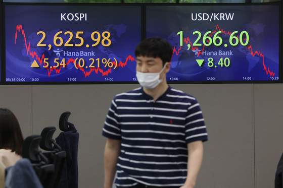 A screen in Hana Bank's trading room in central Seoul shows the Kospi closing at 2,625.98 points on Wednesday, up 5.54 points, or 0.21 percent, from the previous trading day. [YONHAP]