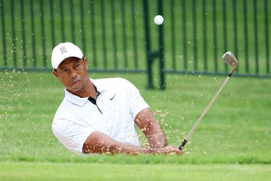 Tiger Woods of the United States warms up on the range during a practice round prior to the start of the 2022 PGA Championship at Southern Hills Country Club on Tuesday in Tulsa, Oklahoma. [AFP/YONHAP]