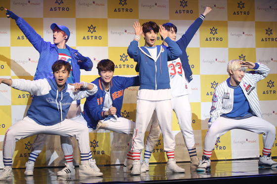 ASTRO promotes its debut EP ″Spring Up″ in February 2016. [ILGAN SPORTS]