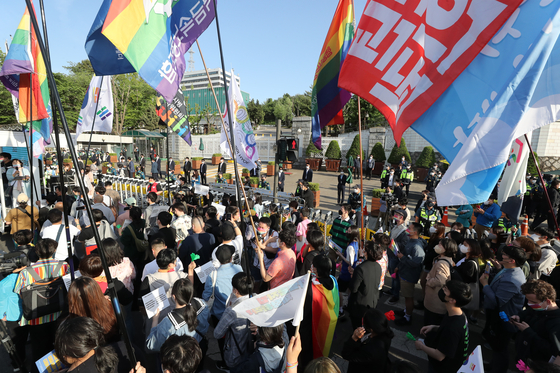 Members of the Rainbow Action Against LGBT Discrimination hold a protest in front of the Yongsan presidential office on Saturday. [NEWS1]