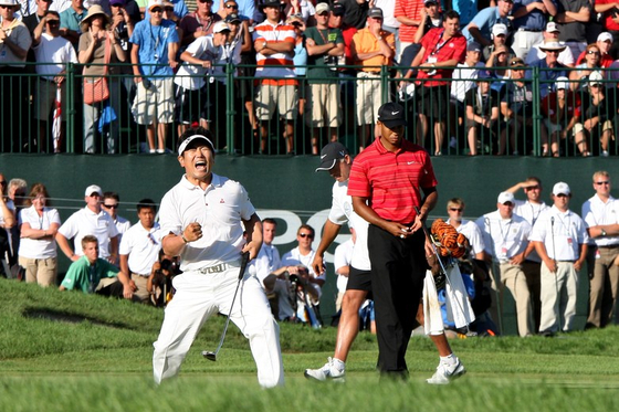 Yang Yong-eun, right reacts beside Tiger Woods after birdying the last hole of the final round of the 2009 PGA Championship on Aug. 16, 2009. [JOONGANG ILBO]